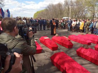 В Поныровском районе Курской области захоронили останки 64 солдат, найденных во время проведения поисковых экспедиций «Вахта памяти»